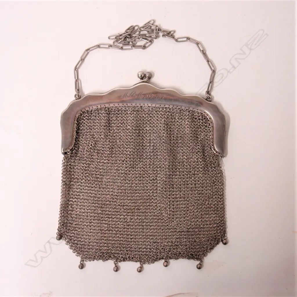 A c.1900 European lady's silver mesh purse Image 1++
