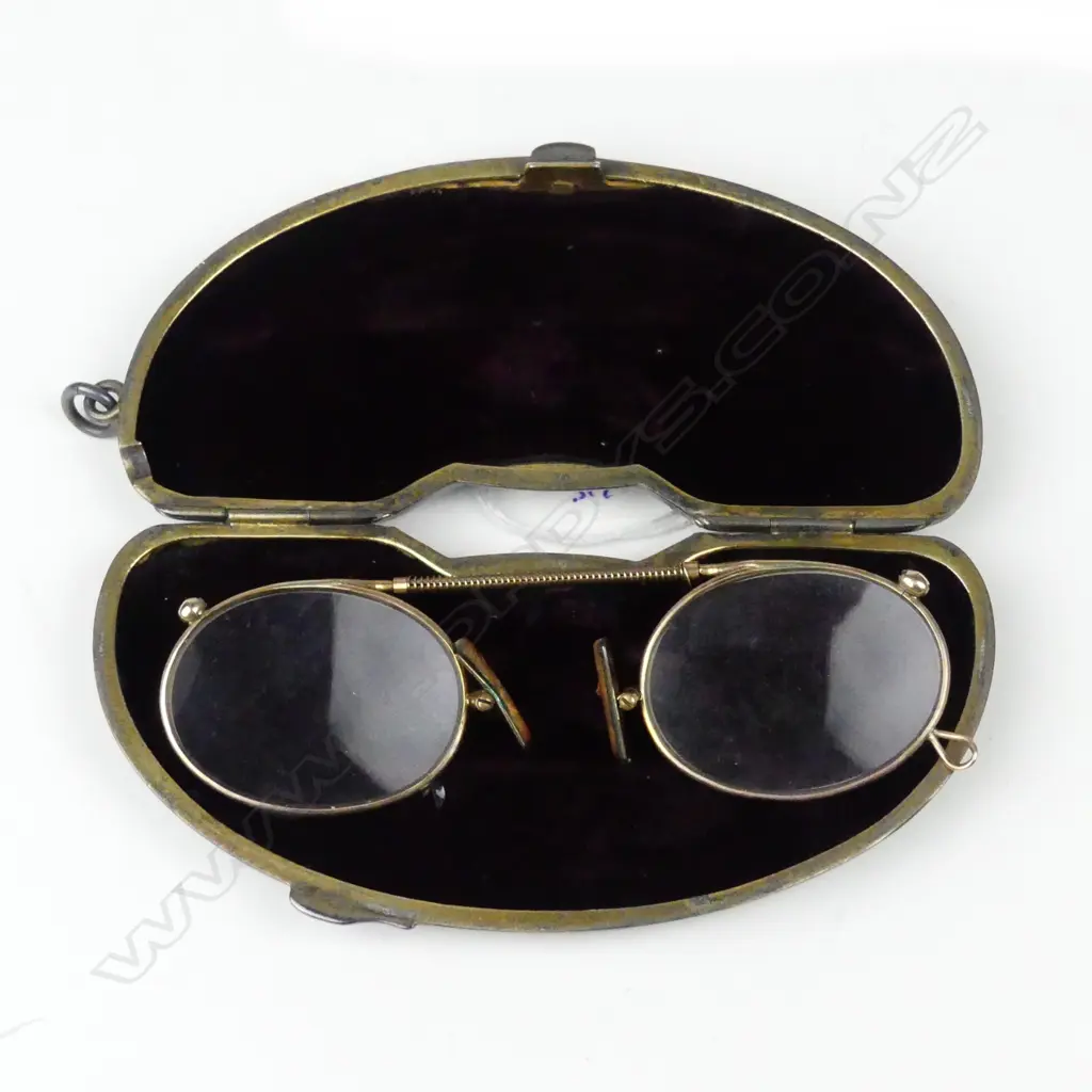 An Edwardian silver spectacle case Image 1++