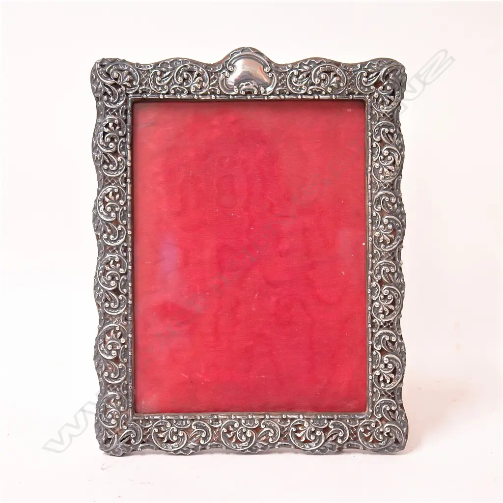 A late Victorian large decorative silver photo frame Image 1++