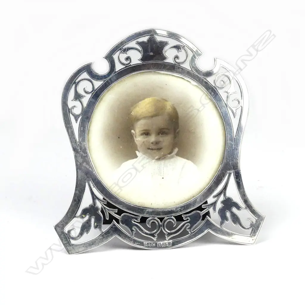 An Edwardian silver decorative photo frame Image 1++