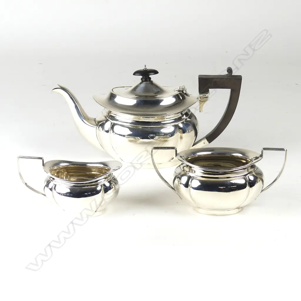 A three-piece 1920s silver tea service Image 1++