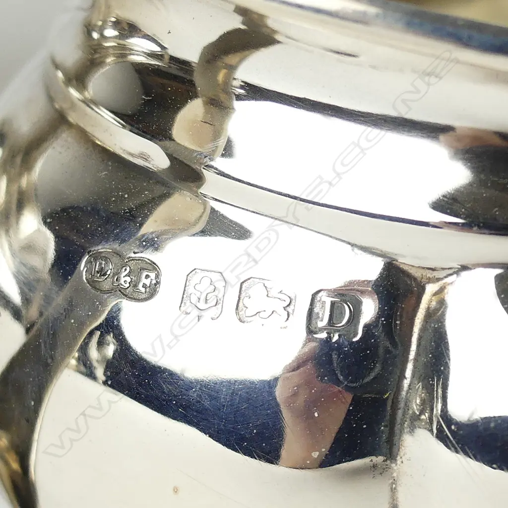 A three-piece 1920s silver tea service Image 1++