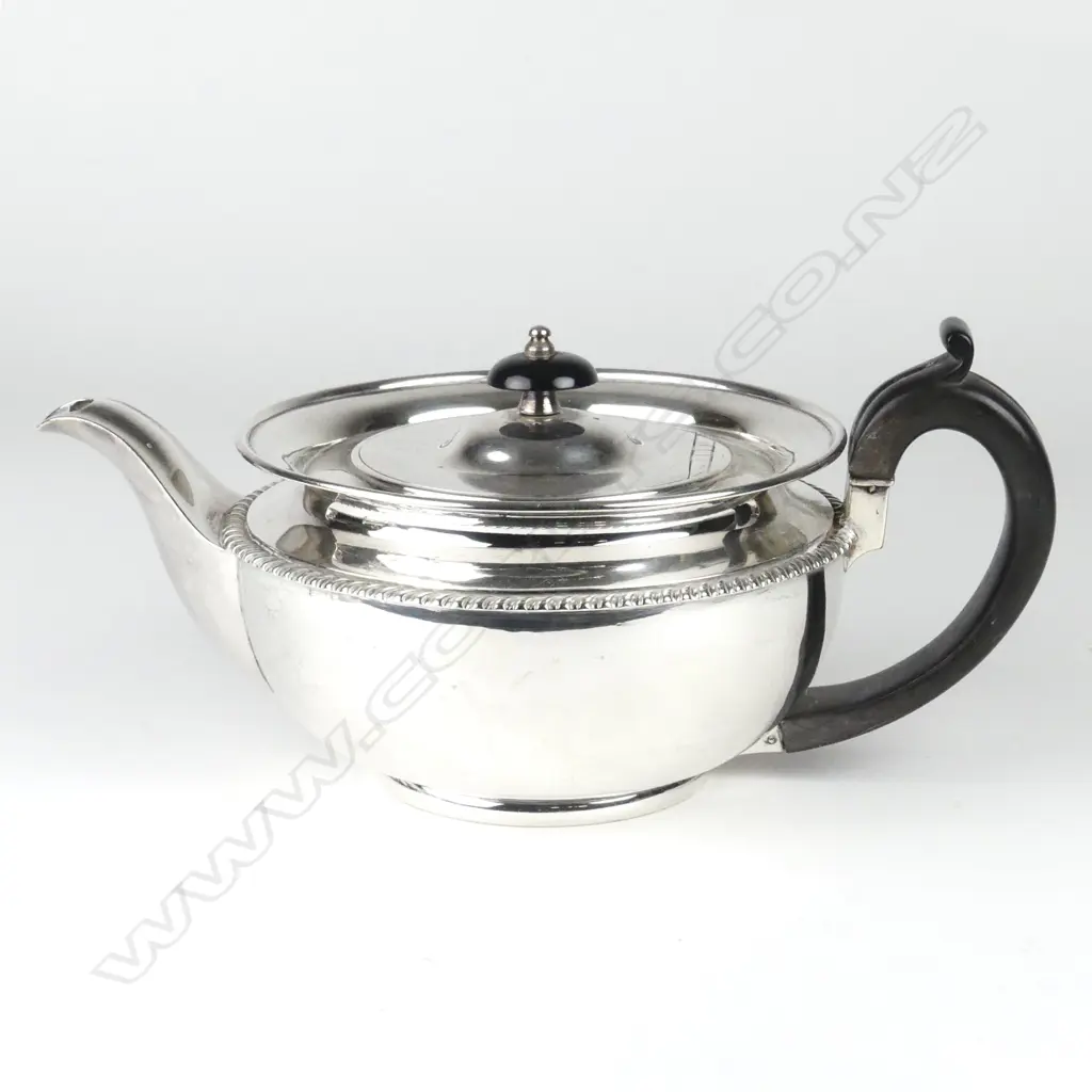 A George IV silver teapot Image 1++