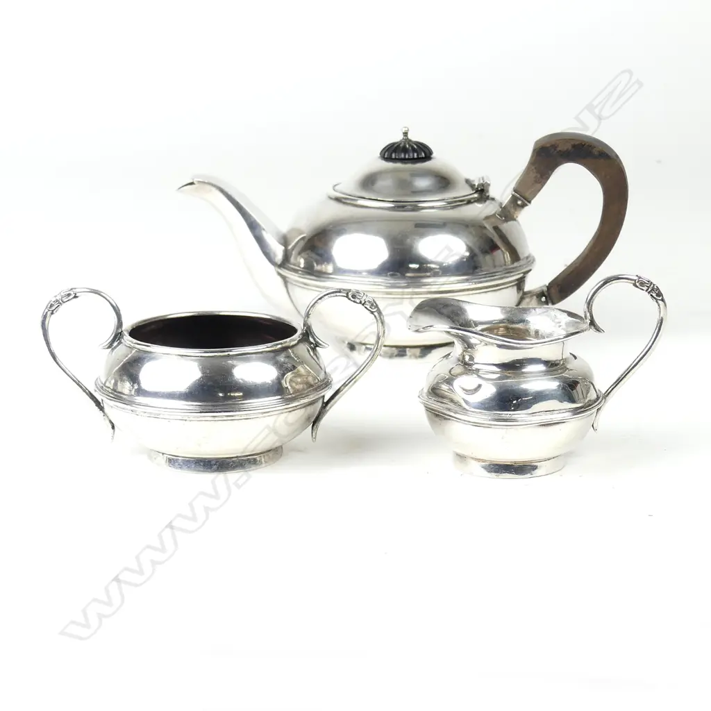 An Edwardian three-piece silver tea set Image 1++