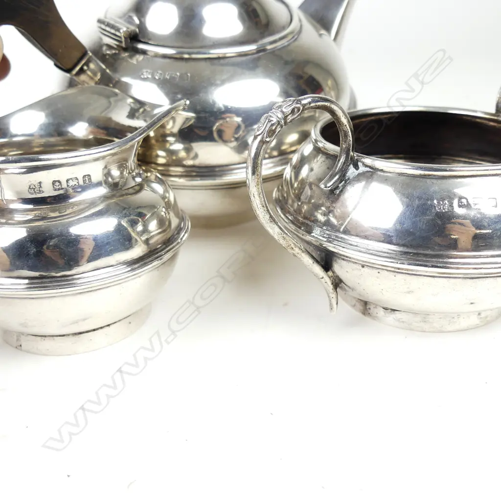 An Edwardian three-piece silver tea set Image 1++