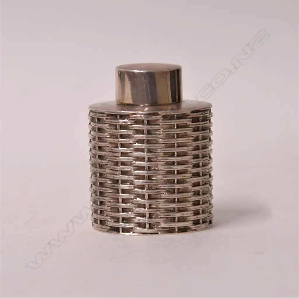 A late Victorian silver tea caddy Image 1++