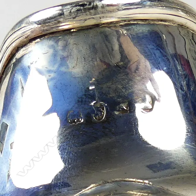 A George III silver cream jug Image 1++