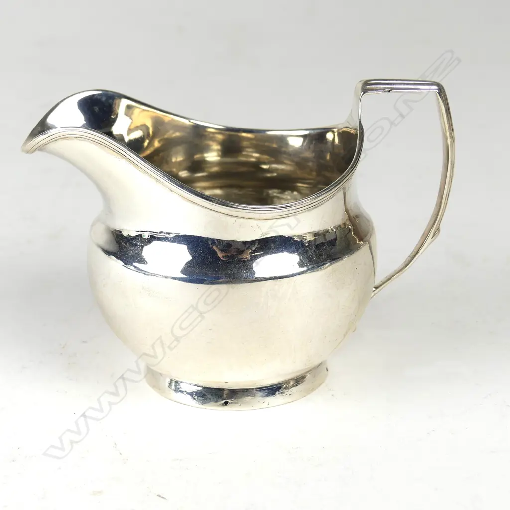 A George III silver cream jug Image 1++