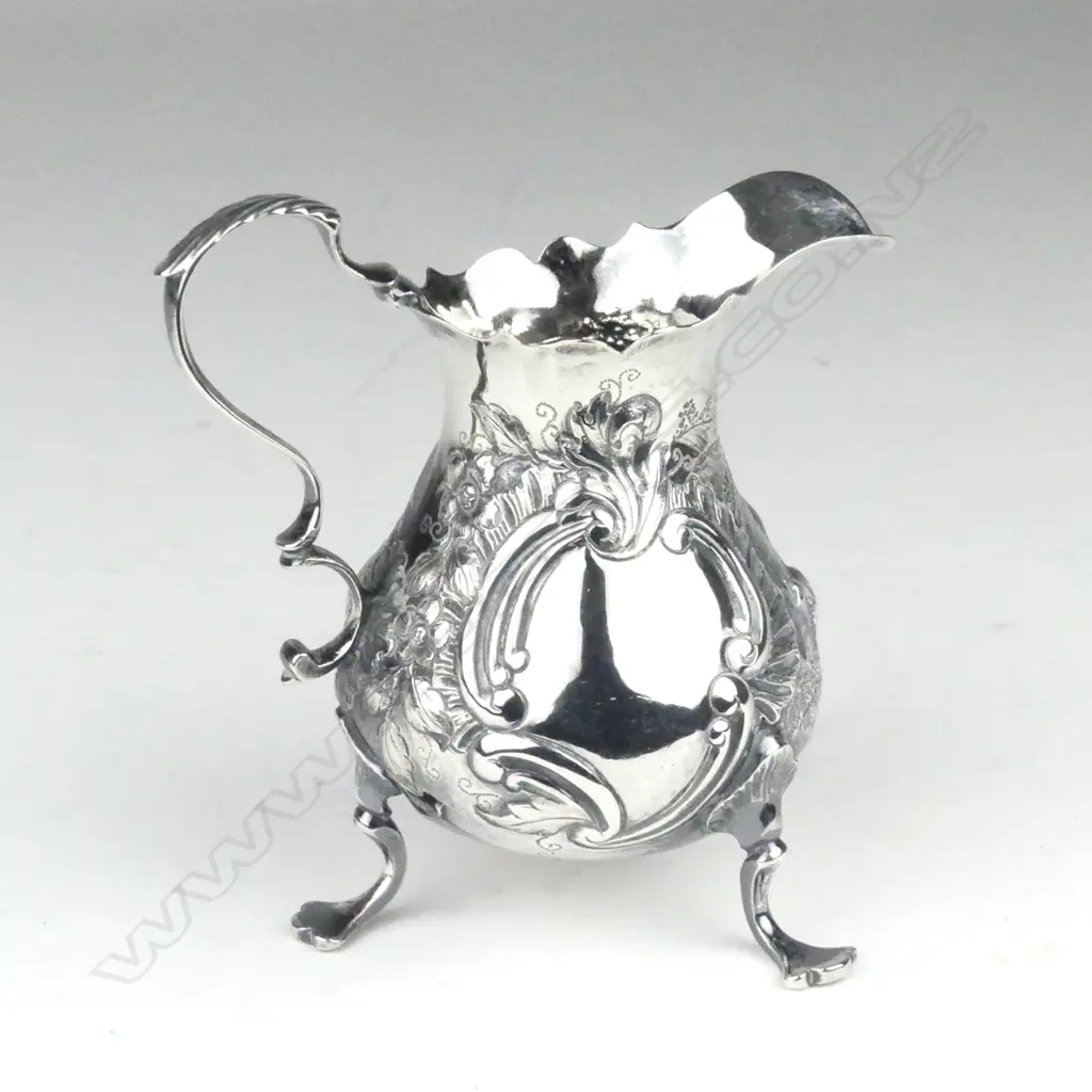 A Georgian silver cream jug Image 1++