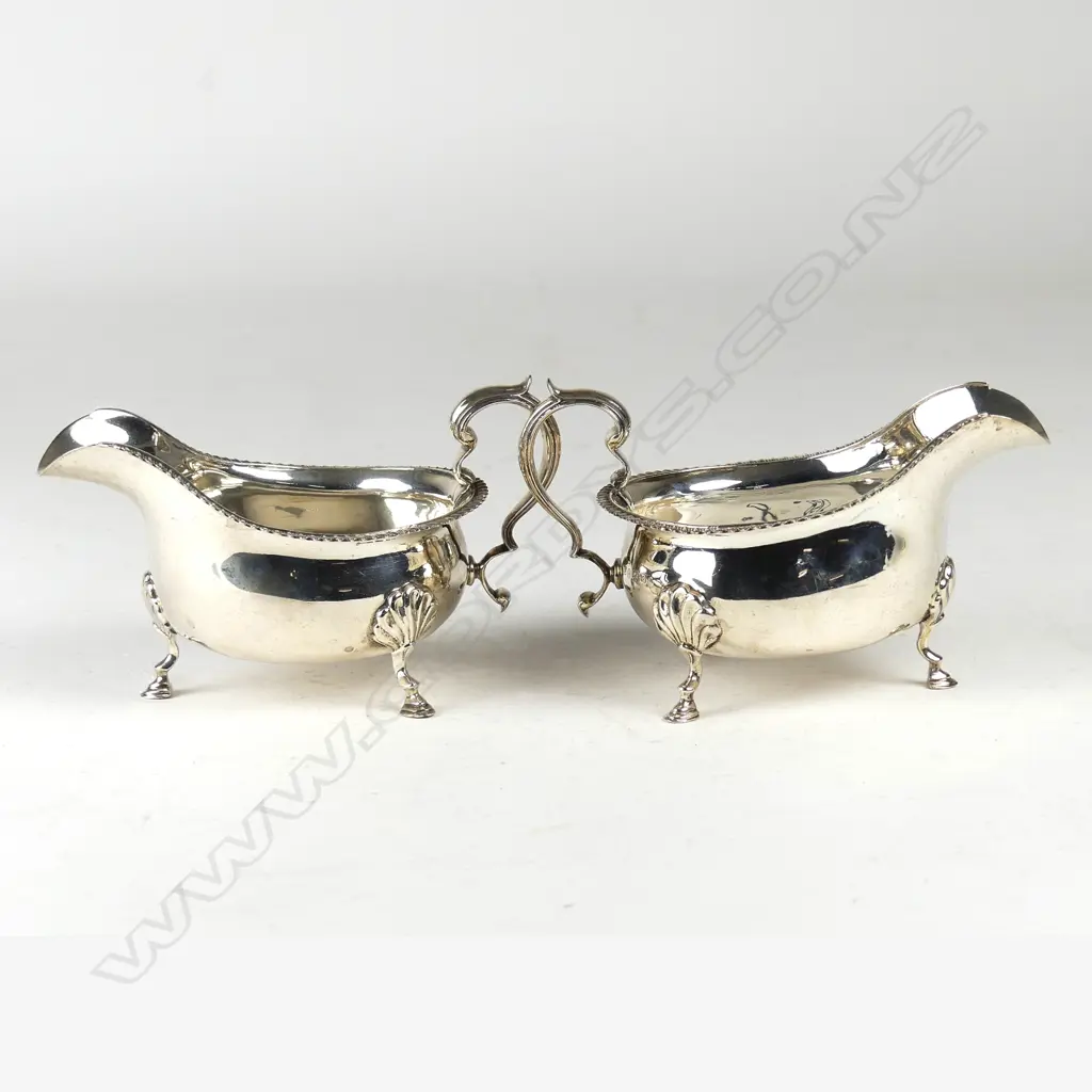 A pair of quality wide bodied silver 1920s gravy boats Image 1++