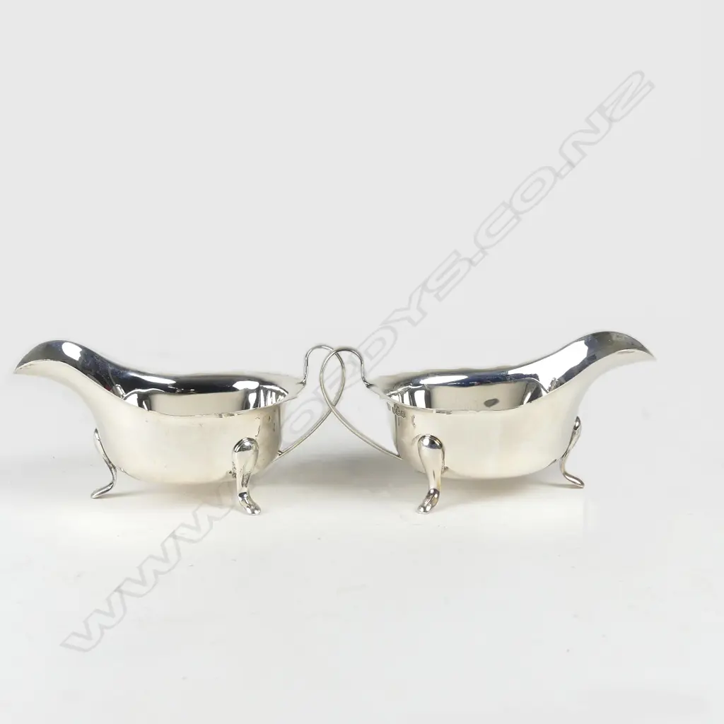 A pair of mid-20thC silver gravy boats Image 1++