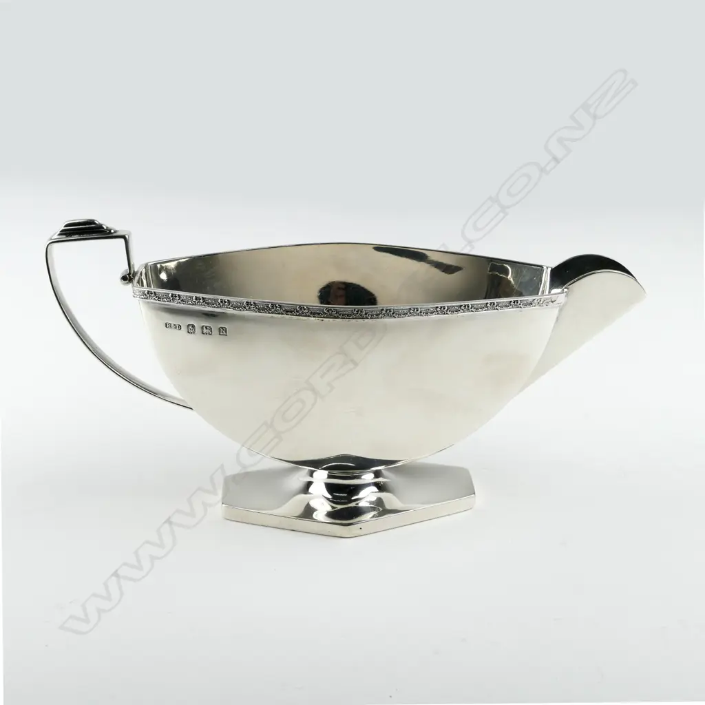 An Art Deco silver sauce boat Image 1++