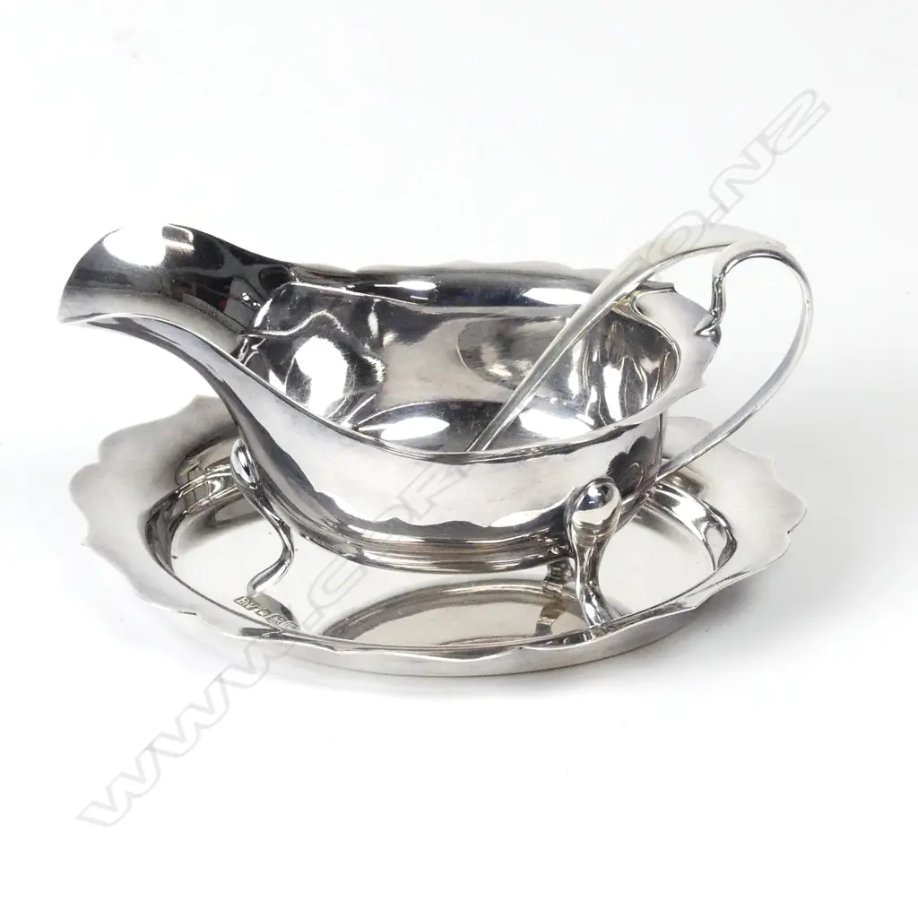 A silver sauce boat Image 1++