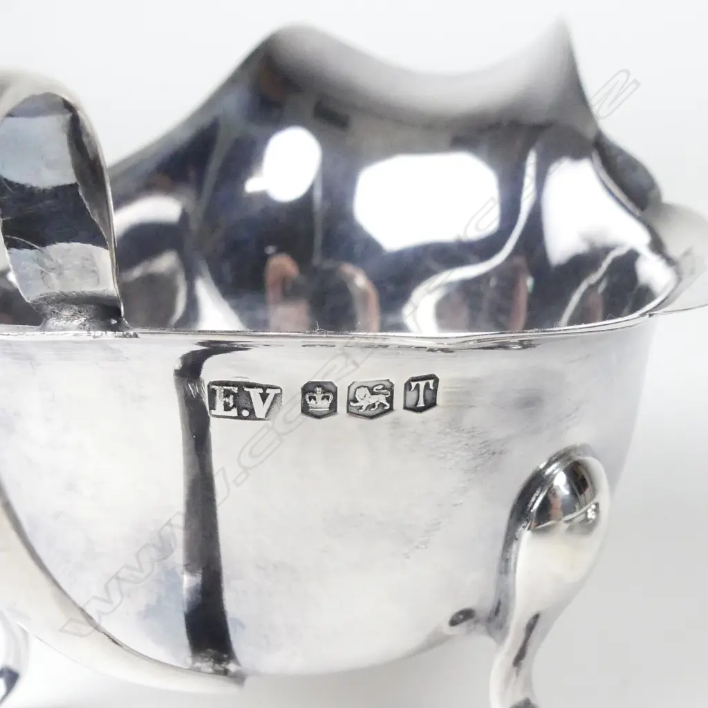 A silver sauce boat Image 1++