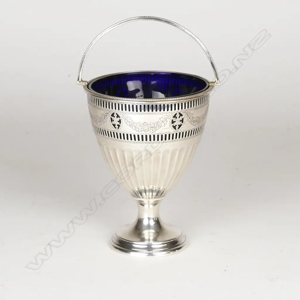 A silver pedestal sugar basket Image 1++