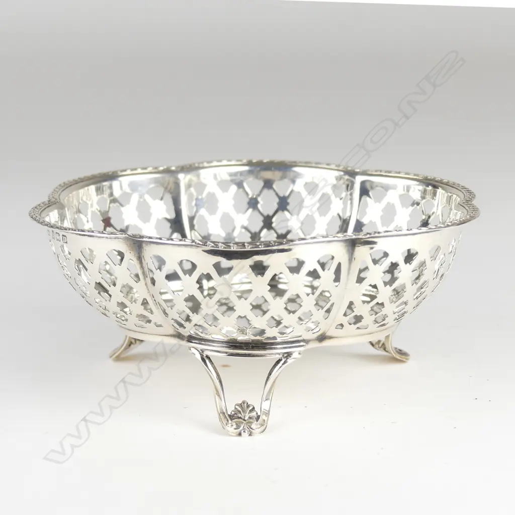 A small silver bonbon dish Image 1++
