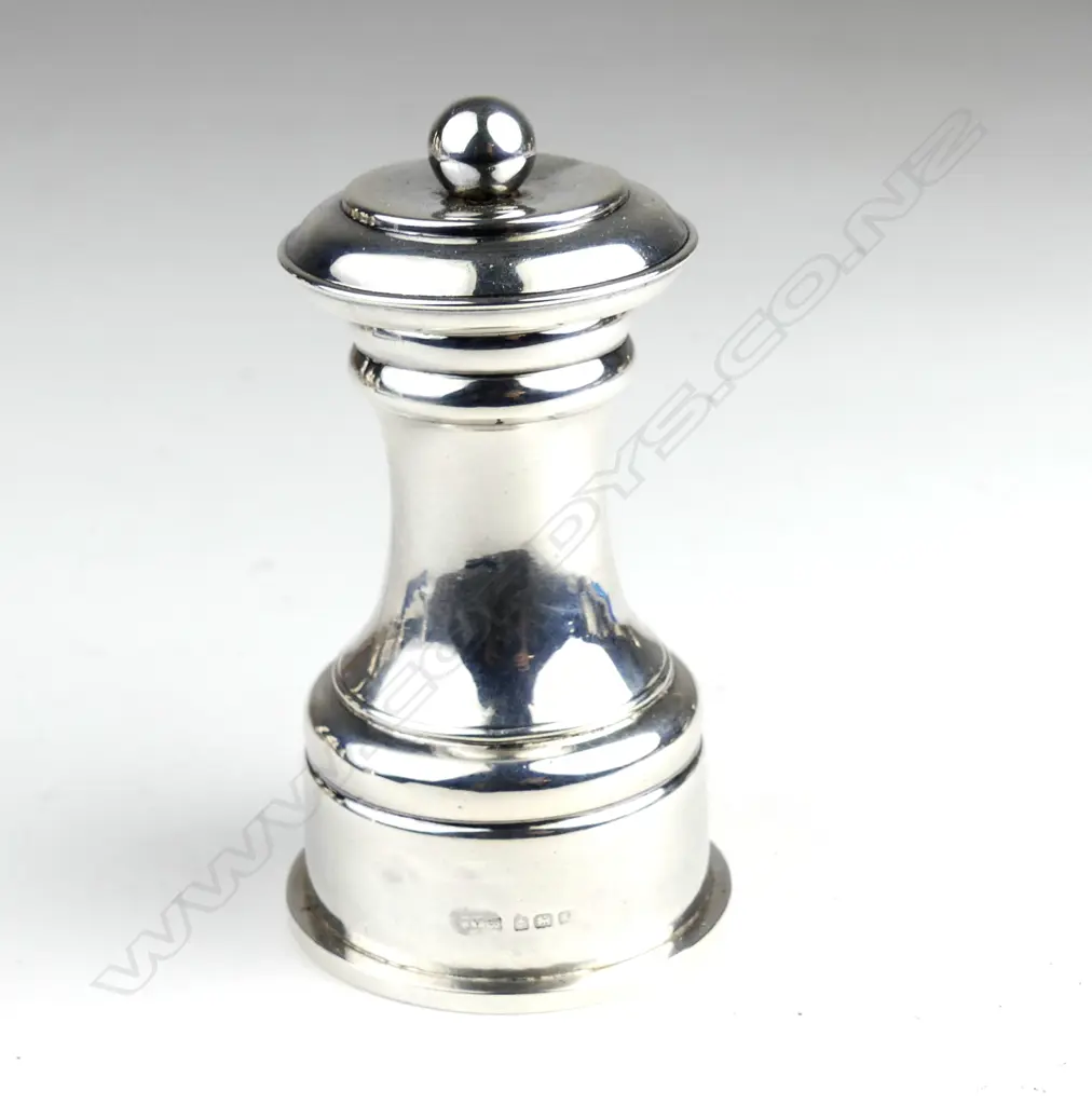 An Edwardian silver pepper grinder Image 1++