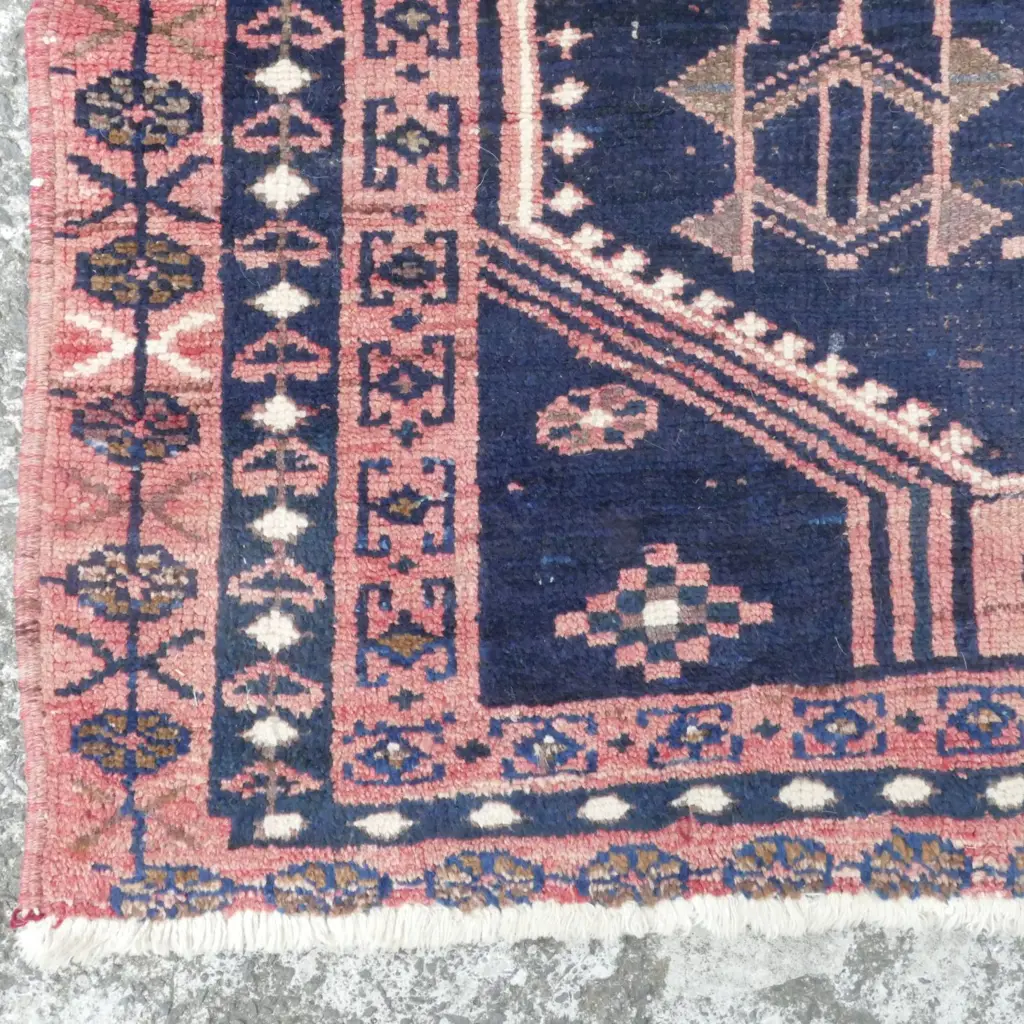 An antique Iranian hand knotted rug Image 1++
