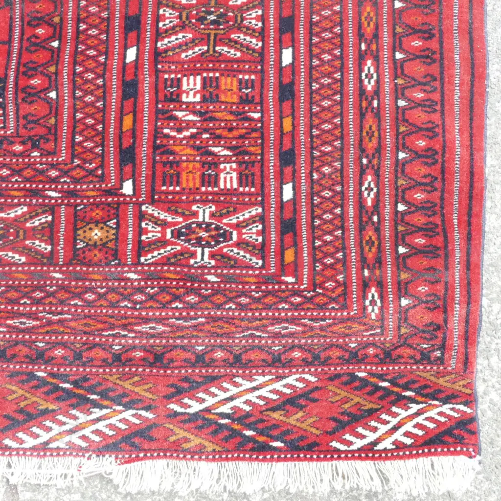 A fine Turkoman hand knotted wool on silk rug Image 1++