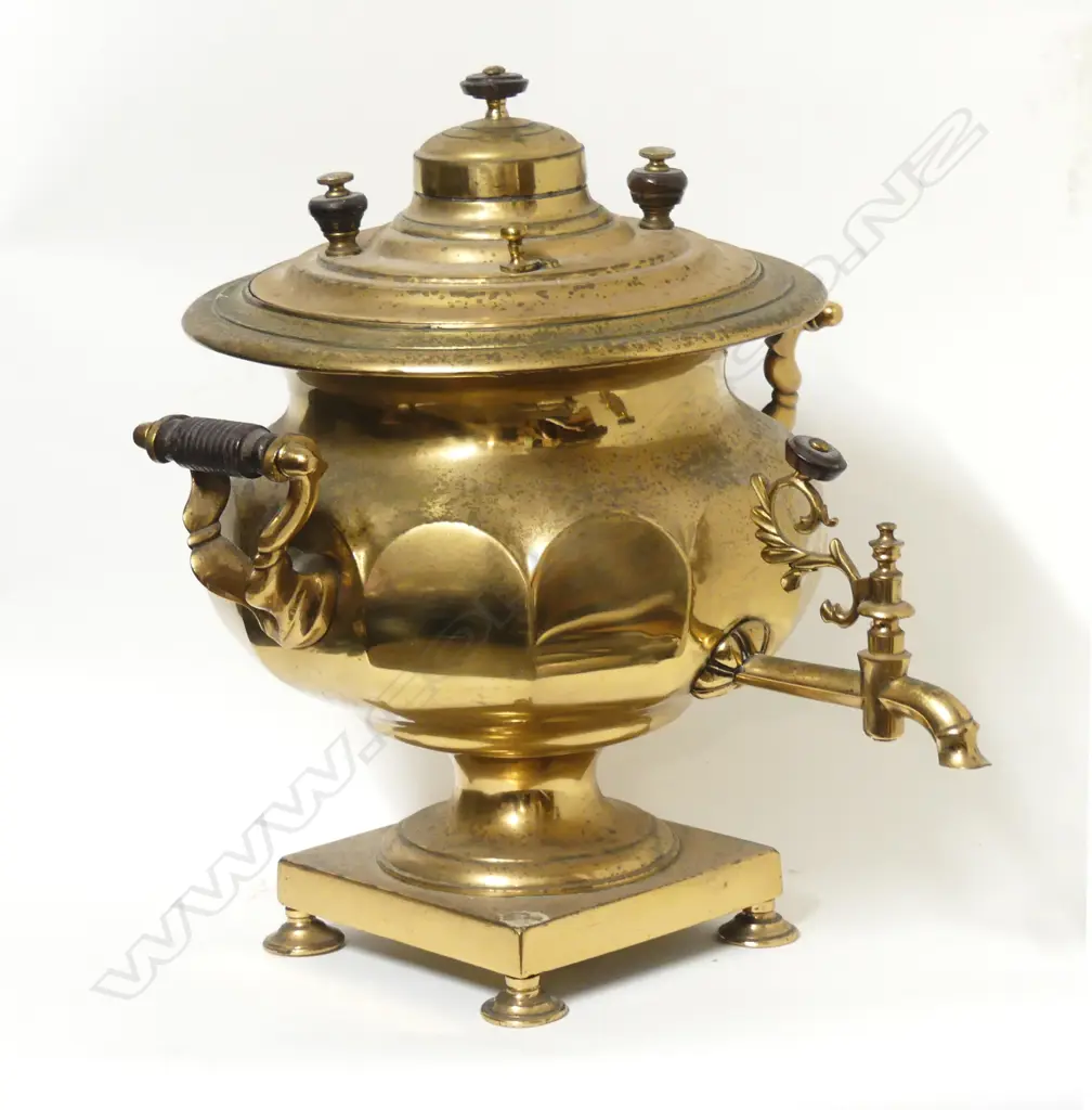A Victorian brass samovar Image 1++