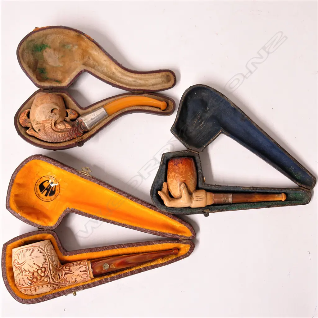 Three vintage meerschaum carved pipes Image 1++