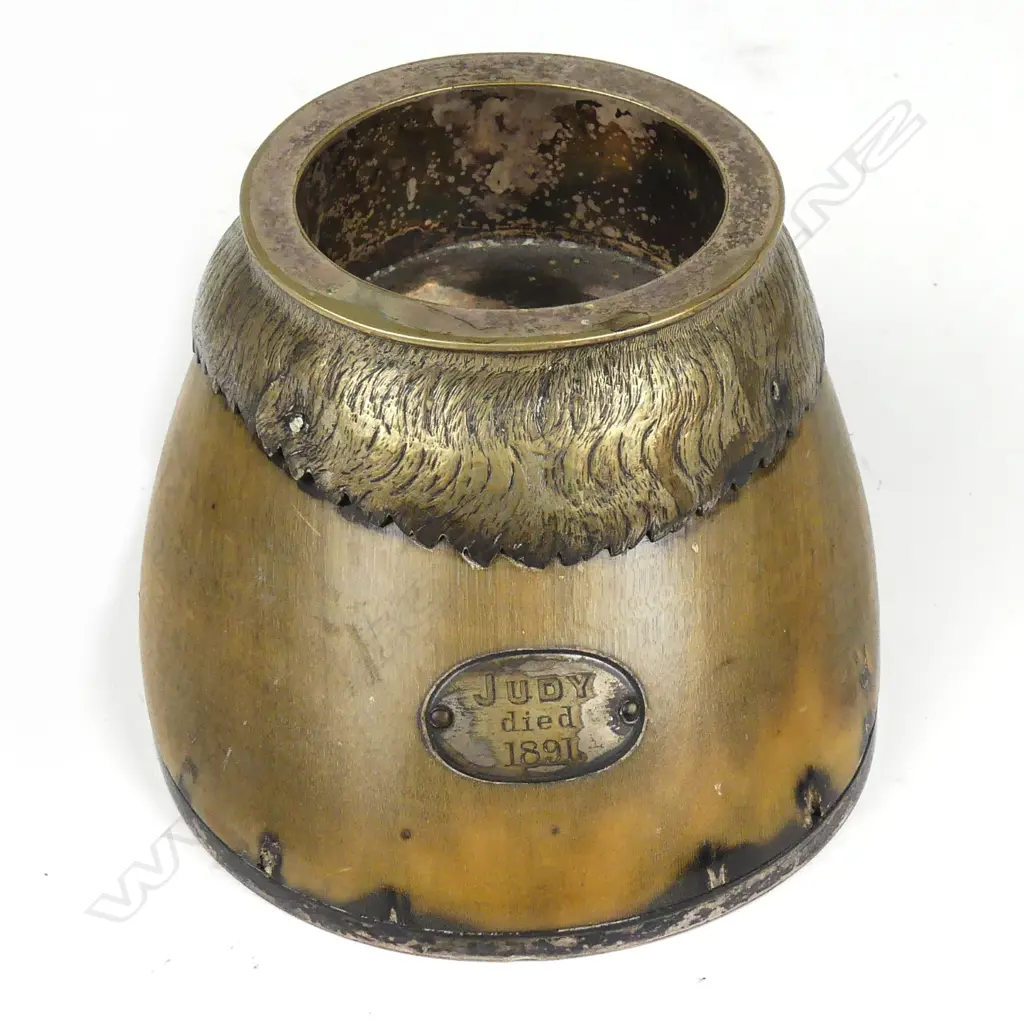 A late Victorian silver plate and horse hoof inkwell holder Image 1++