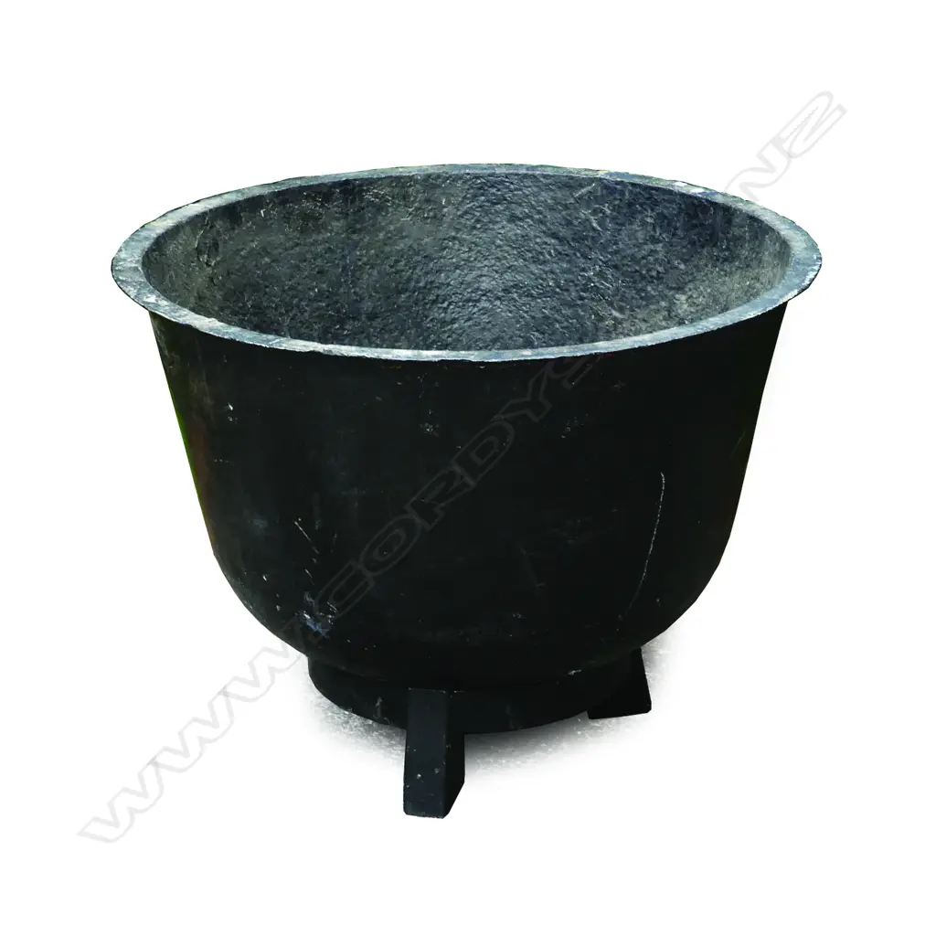 An old cast iron whaling pot (try pot) Image 1++