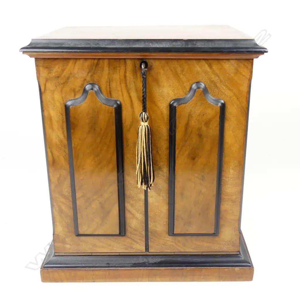 A Victorian walnut writing compendium Image 1++