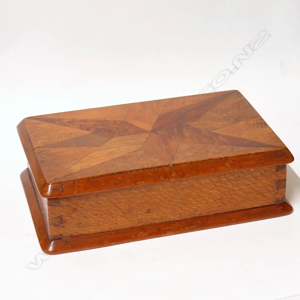 William Norrie N.Z. colonial woods small work box Image 1++