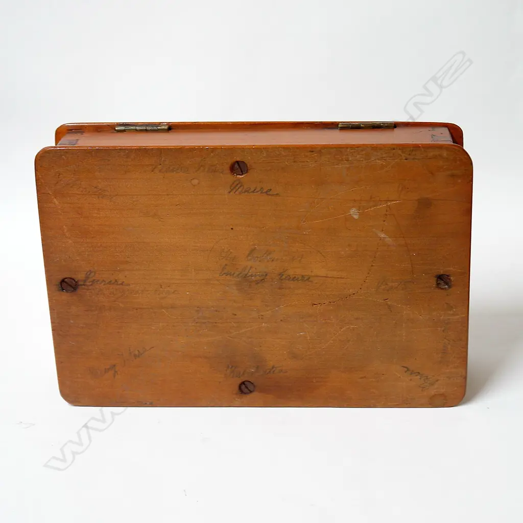 William Norrie N.Z. colonial woods small work box Image 1++