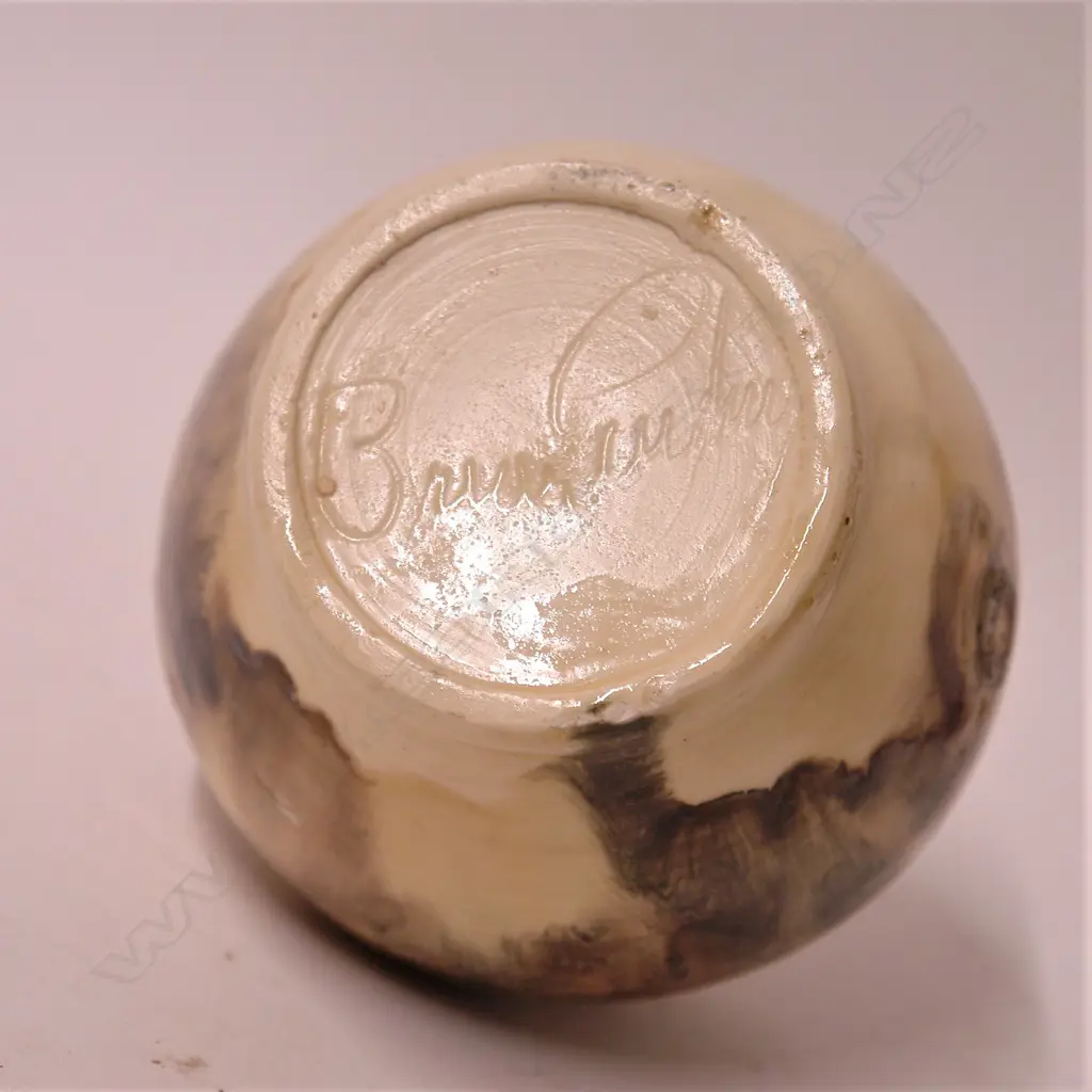 Briar Gardner squat ovoid vase Image 1++