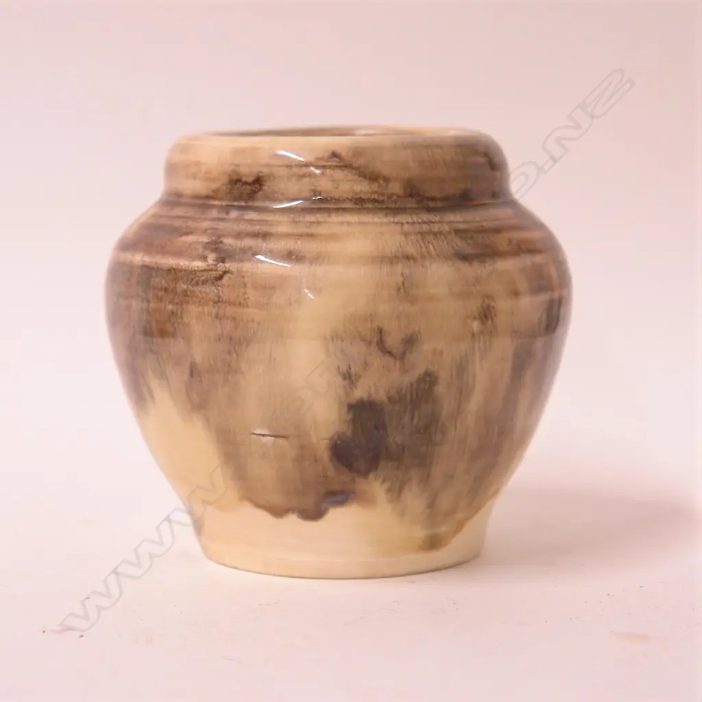 Briar Gardner squat ovoid vase Image 1++