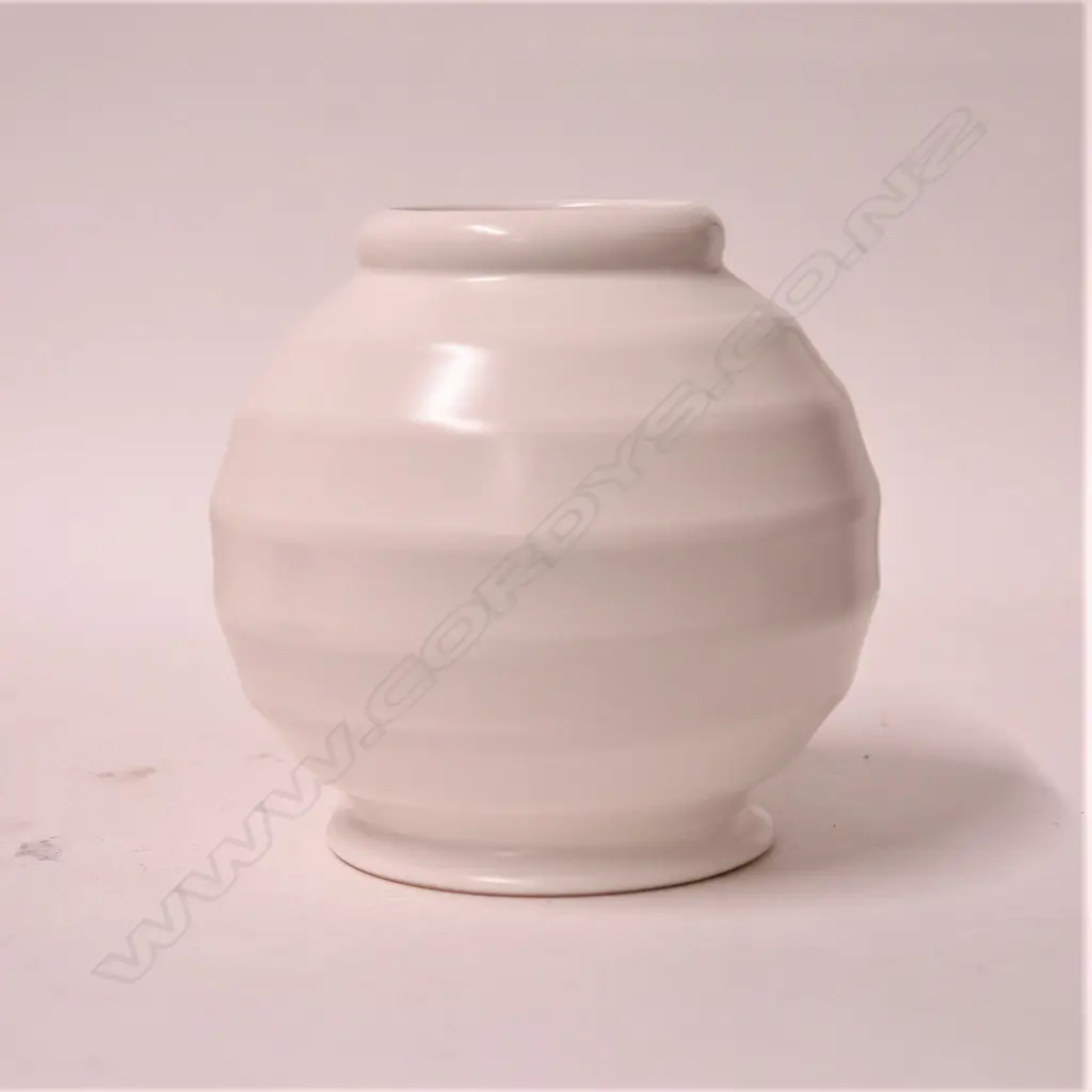 Crown Lynn ‘Hand Potted’ small vase Image 1++
