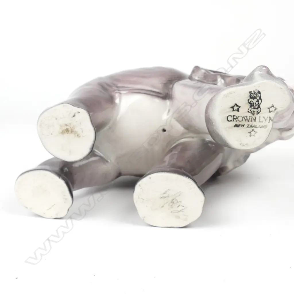 A Crown Lynn model of an elephant Image 1++