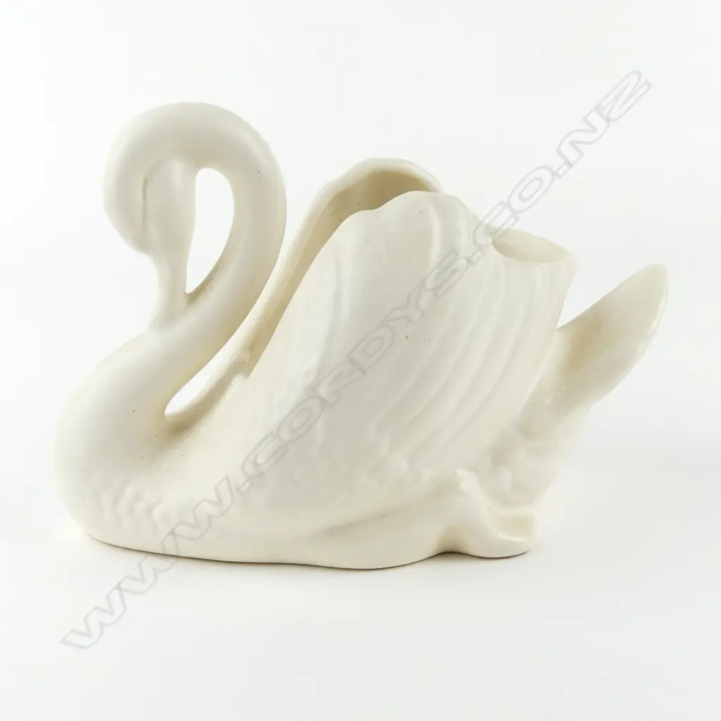 A small white Crown Lynn swan Image 1++