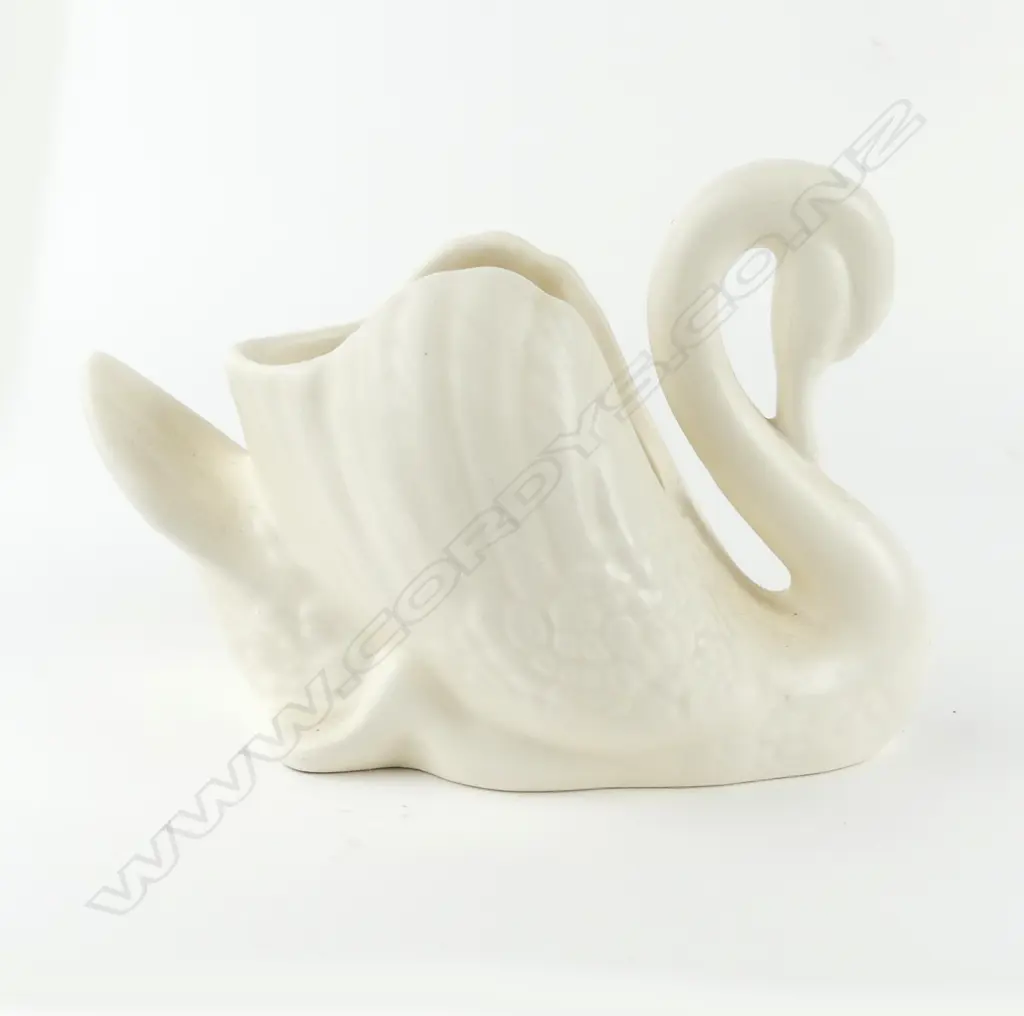 A small white Crown Lynn swan Image 1++