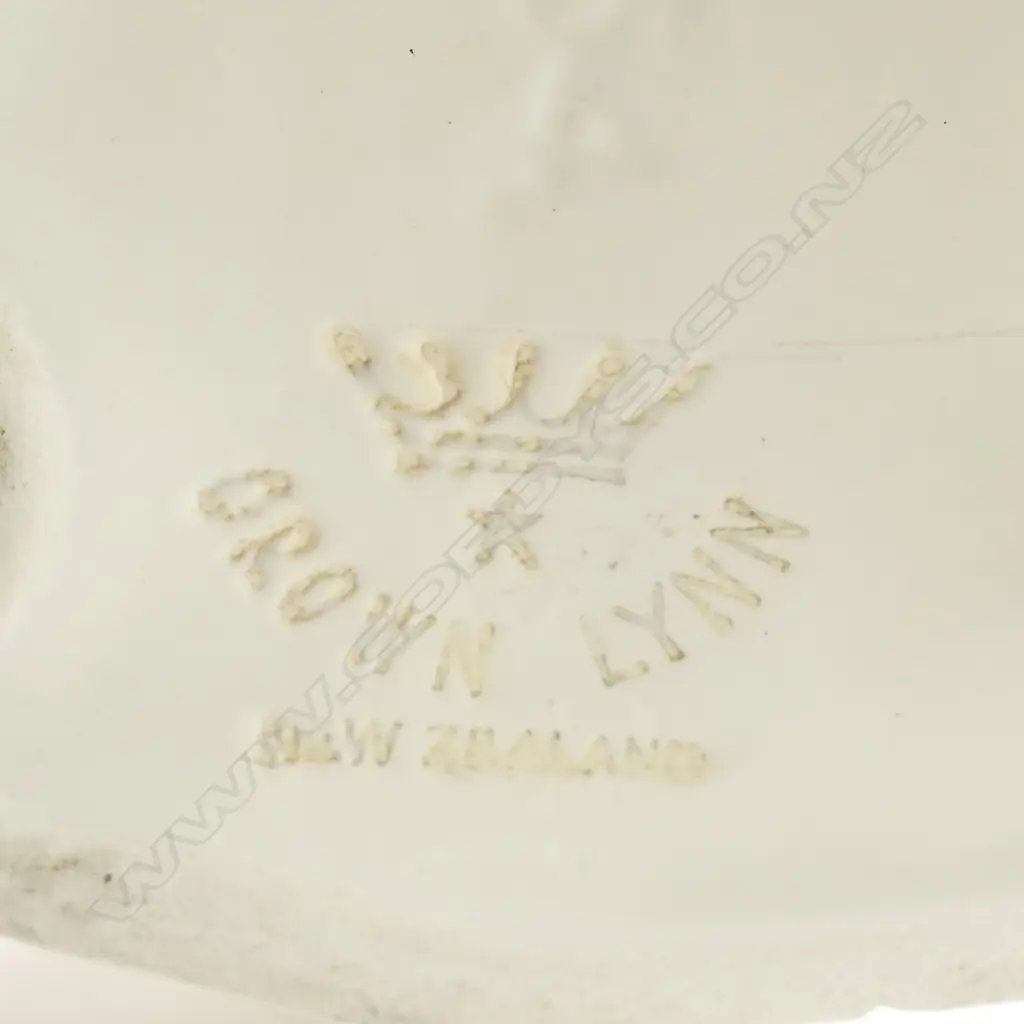 A small white Crown Lynn swan Image 1++