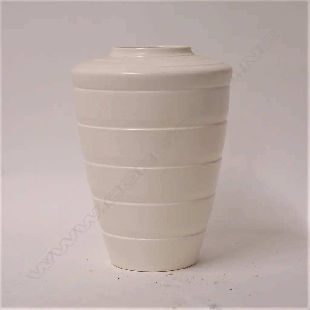 Keith Murray for Wedgwood shoulder vase Image 1++
