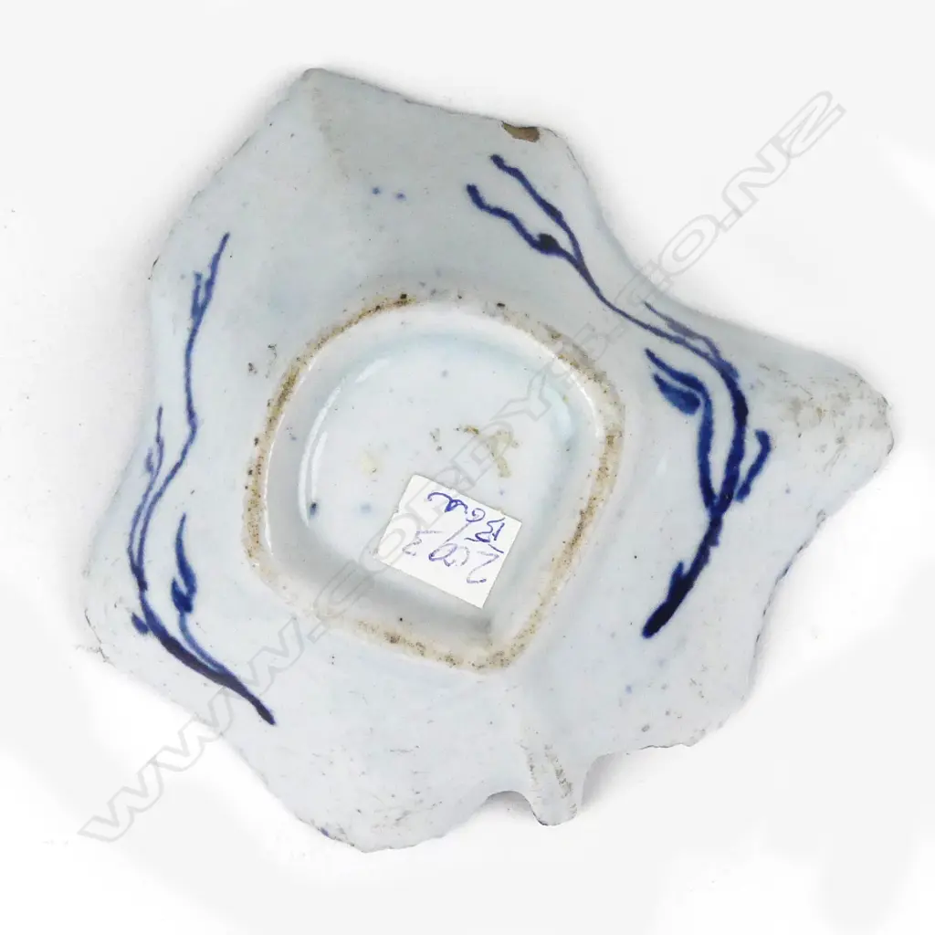 An 18thC Bow blue and white leaf-shaped pickle dish Image 1++