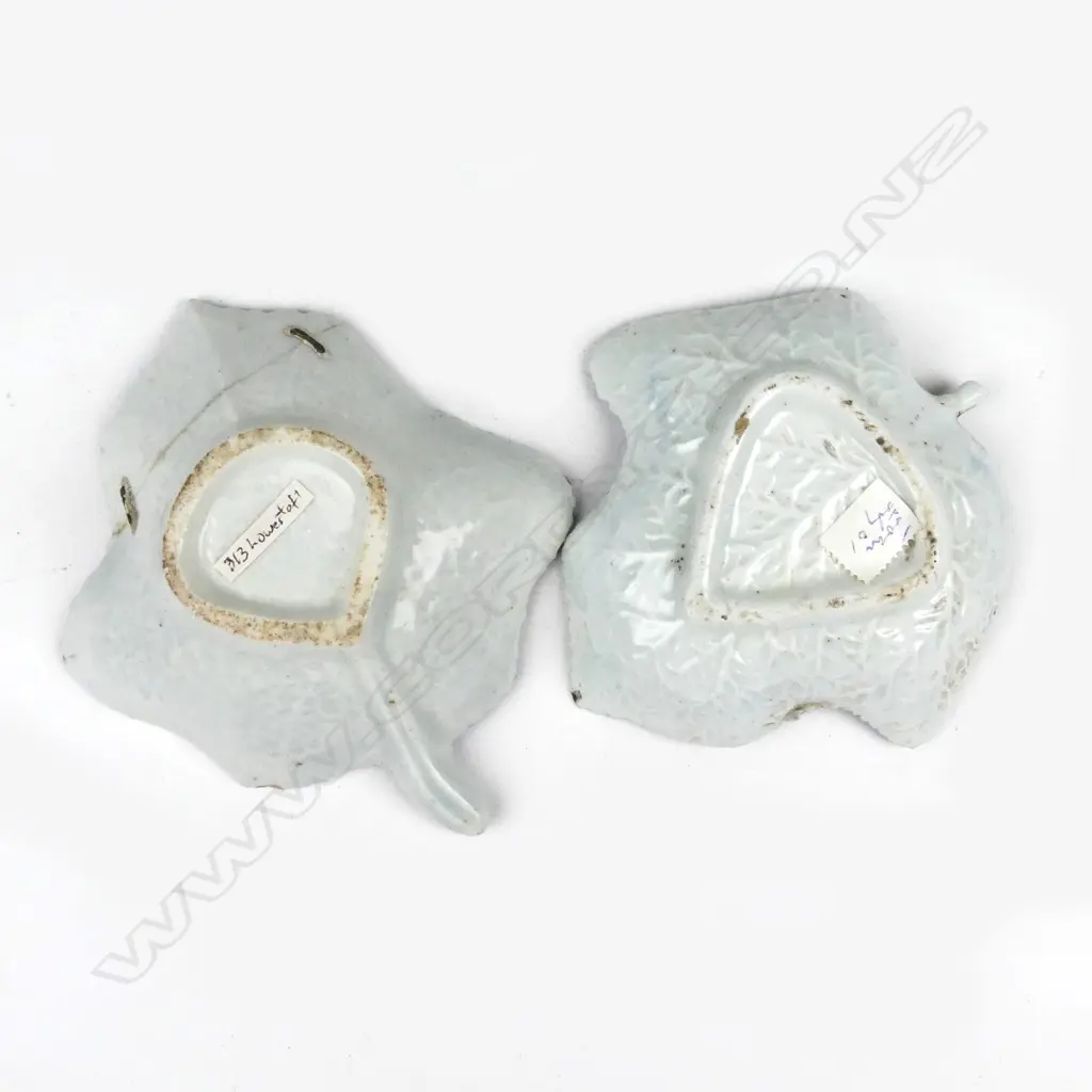 Two 18thC blue and white leaf-shaped pickle dishes Image 1++