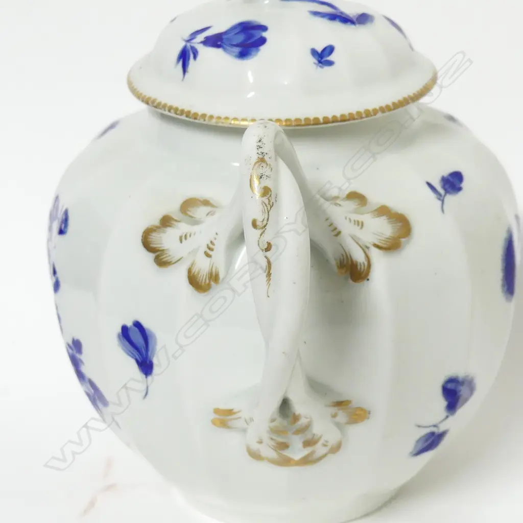 An 18thC Worcester porcelain teapot Image 1++