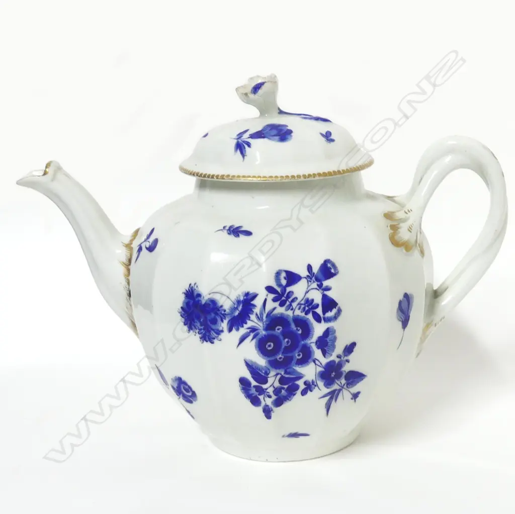 An 18thC Worcester porcelain teapot Image 1++