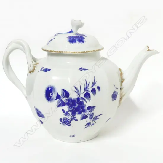 An 18thC Worcester porcelain teapot