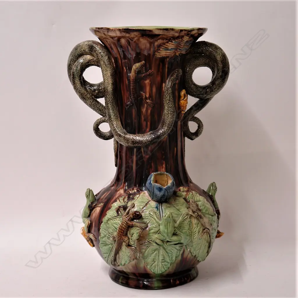 An impressive large 19thC Portuguese Palissy ware majolica vase Image 1++