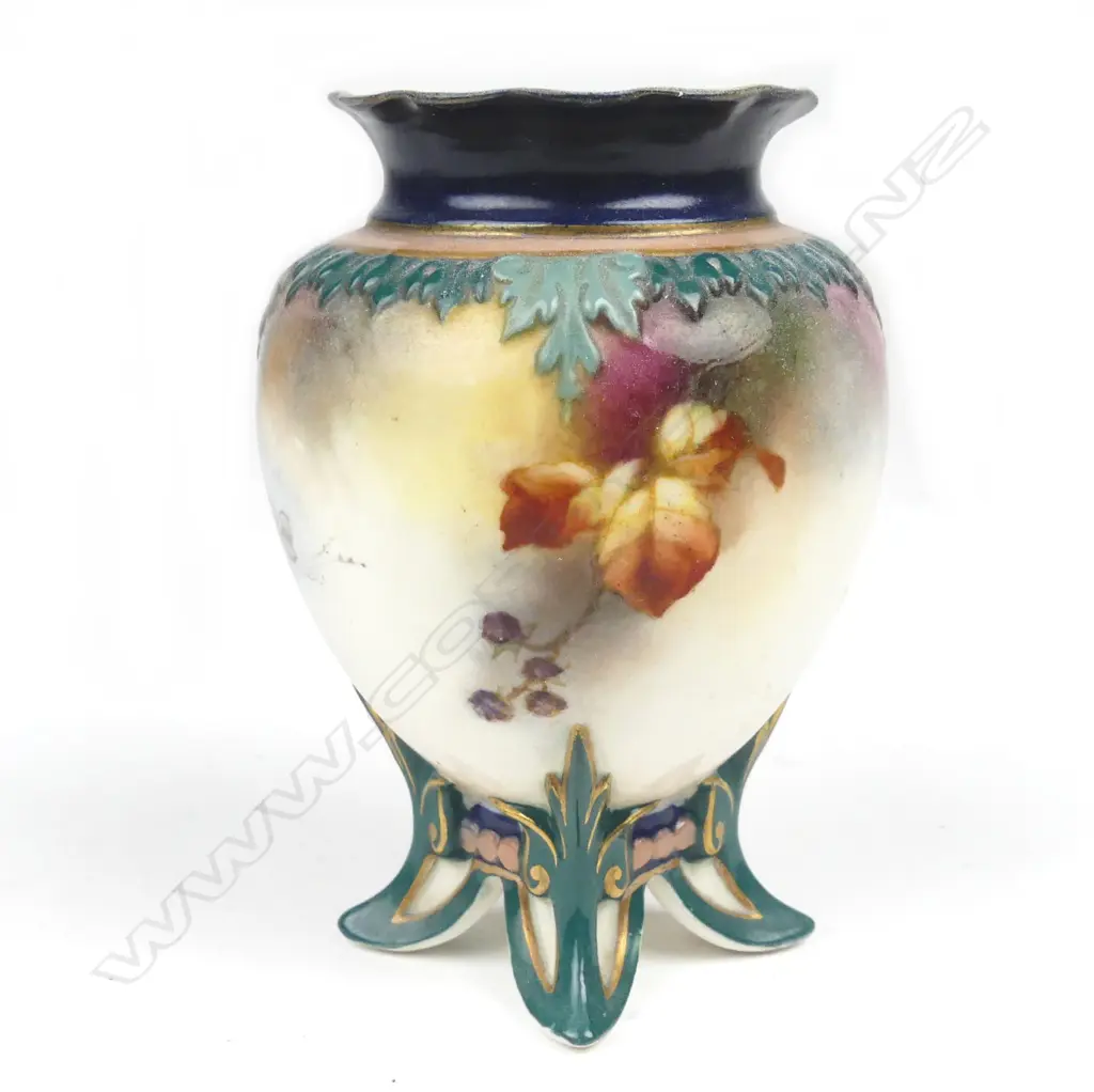A Hadley's Worcester potpourri vase Image 1++