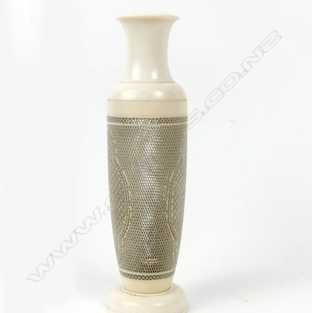A finely reticulated Chinese ivory vase Image 1++