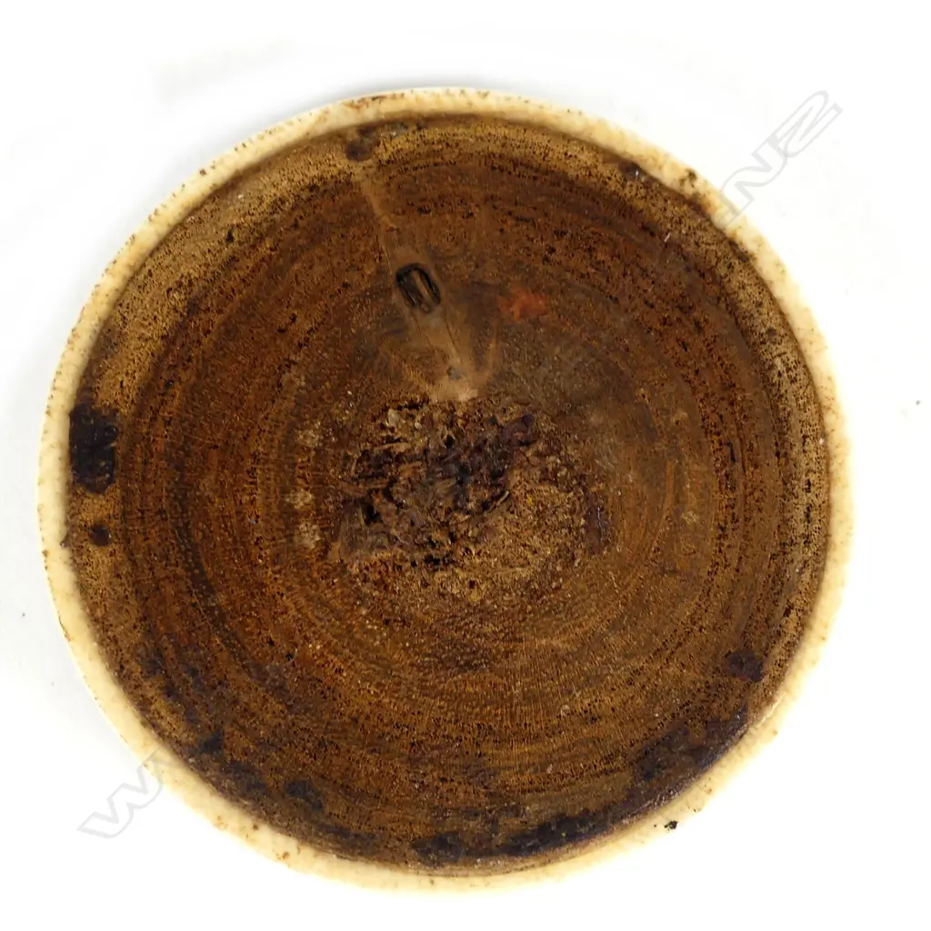A small ivory pill box Image 1++