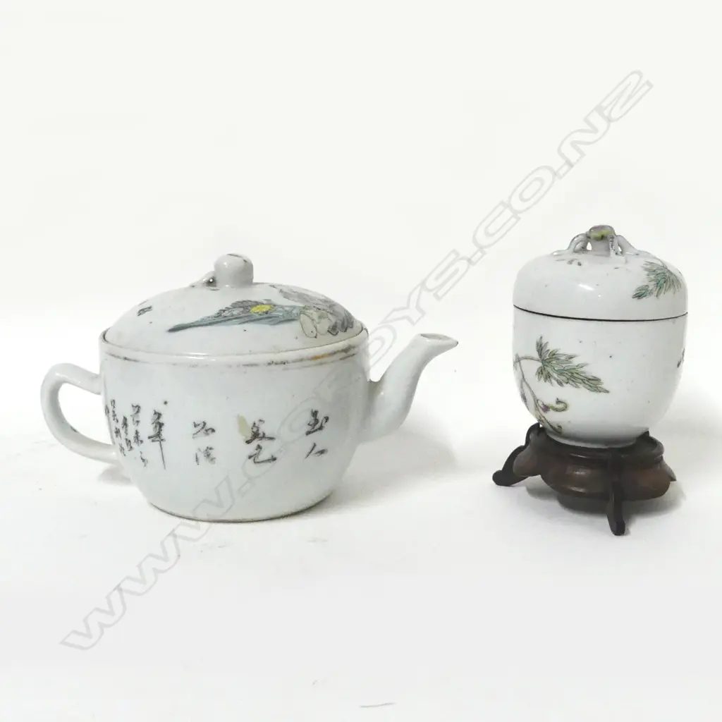 Two pieces of Chinese porcelain Image 1++