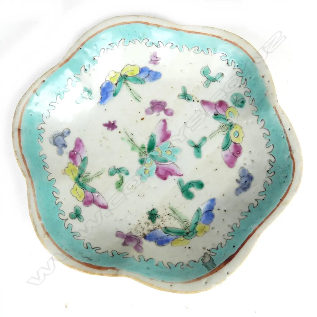 An old Chinese porcelain famille rose dish Image 1++