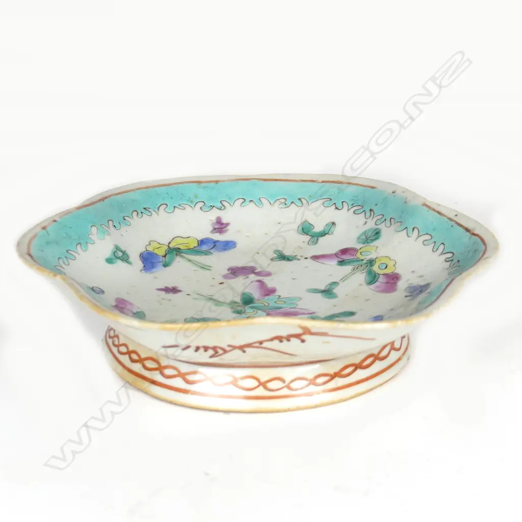An old Chinese porcelain famille rose dish Image 1++